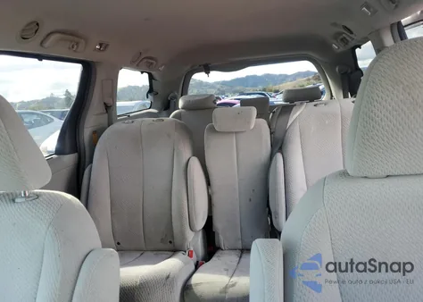 2013 Toyota Sienna Le z USA, uszkodzony, nr VIN 5TDKK3DC0DS399195